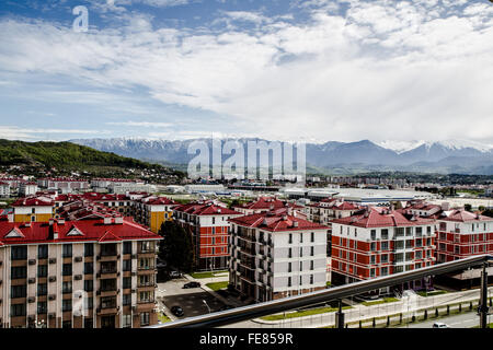 Village Olmypic, Sotchi en face de la montagne Caucase du Banque D'Images