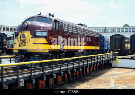 Soo Line Streamliner # 2500 sur plateau tournant au North Carolina Transportation Museum Banque D'Images