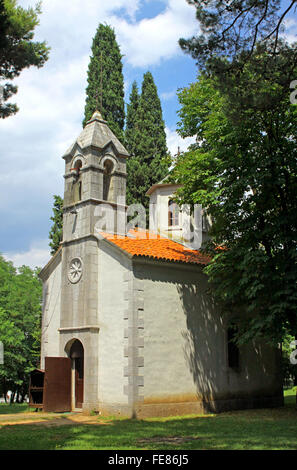 Petite église près de résidence d'été du roi Nikola (Dvor Kralja Nikole) à Podgorica, Monténégro Banque D'Images