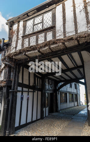 Street View de la Mermaid Inn, Rye, East Sussex, jusqu'à la cour intérieure de l'ancien et stable. Banque D'Images