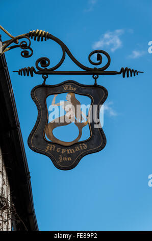 Fer forgé suspendus panneau au Mermaid Inn, Rye, East Sussex Banque D'Images