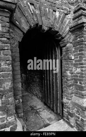 Arche de briques historique et porte de bois dans le vieux Grammar School, le seigle High Street, Sussex UK, fondée en 1636 par Thomas Peacocke. Banque D'Images