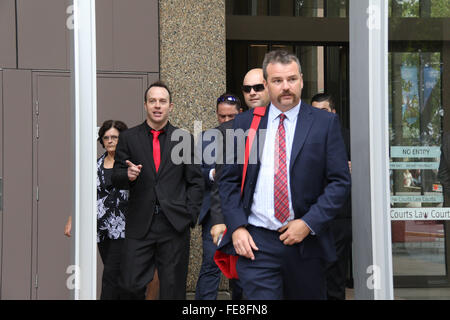 Sydney, Australie. 5 février 2016. Nick Folkes, Président du Parti pour la liberté et Bernard Genest, Camille Lapointe Burgess, connu comme le grand patriote Aussie a quitté la cour de l'Australie après avoir assisté à une audience de directions. Ils jubilaient que Sutherland Shire Council et Jamal Rifi avaient interrompu leur action en justice contre eux. Partisans y compris Ralph Cerminara a assisté à l'audience. Militant de l'aile gauche Shayne Hunter a assisté à l'audience et par la suite est allé pour un verre avec les pariots. Photo : Bernard Genest, Camille Lapointe Burgess (cravate rouge), Nick Folkes (guidon moustache). Crédit : Richard Milnes/Alamy Live News Banque D'Images