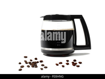 La vie encore d'une cafetière avec quelques grains de café sur fond blanc Banque D'Images