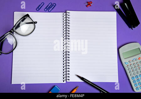 Fournitures de bureau et ordinateur portable sur arrière-plan Banque D'Images