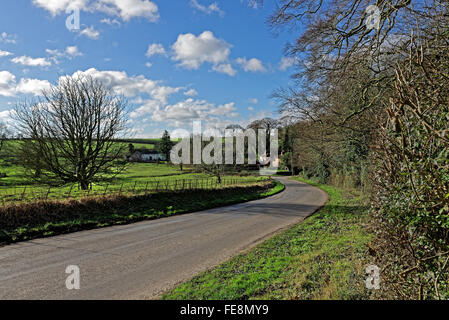 Vue vers le bas une route typique dans le Lincolnshire Wolds,UK,sur une journée ensoleillée en hiver Banque D'Images