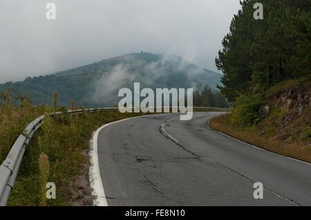 Route pittoresque à travers les montagnes des Balkans en jour nuageux, Petrohan, Bulgarie Banque D'Images