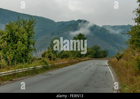 Route pittoresque à travers les montagnes des Balkans en jour nuageux, Petrohan, Bulgarie Banque D'Images