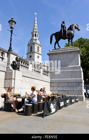 Une vue panoramique sur Trafalgar Square avec St Martin in the fields et de l'Église statue de George IV à cheval, Londres, Royaume-Uni. Banque D'Images