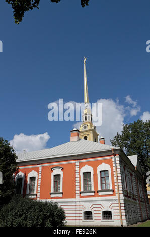 La maison du commandant et de la Cathédrale Saints Pierre et Paul dans la forteresse Pierre et Paul à Saint-Pétersbourg, en Russie. Banque D'Images