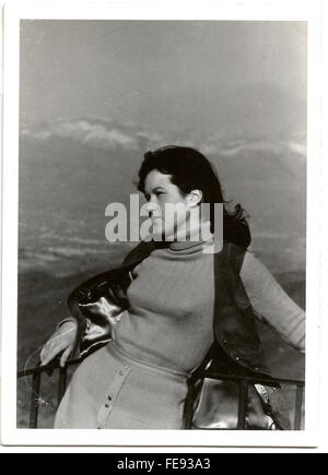 1970 Outdoor portrait d'une jeune femme en noir et blanc prises avec un film de 35 mm Banque D'Images