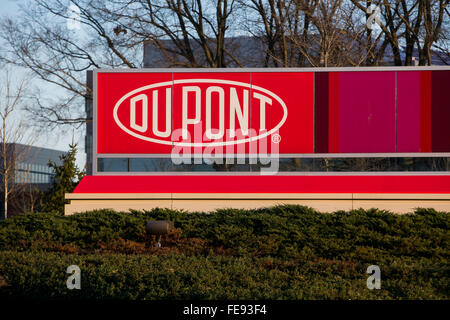 Un logo affiche à l'extérieur du siège de l'Homer City Plaza campus de DuPont à Wilmington, Delaware le 3 janvier 2016. Banque D'Images