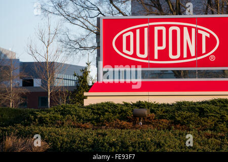 Un logo affiche à l'extérieur du siège de l'Homer City Plaza campus de DuPont à Wilmington, Delaware le 3 janvier 2016. Banque D'Images