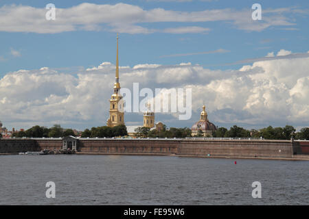 La Forteresse Pierre et Paul vue sur la rivière Neva en Saint Petersburg, Russie, Nord-Ouest. Banque D'Images