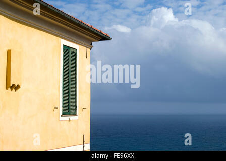 Maison sur la mer paysage. Ligurie, Italie Banque D'Images