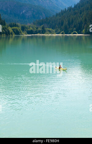 Kayak homme dans l'eau turquoise sur Diablo Lake dans la nature vierge, North Cascades National Park, Washington, United States. Banque D'Images