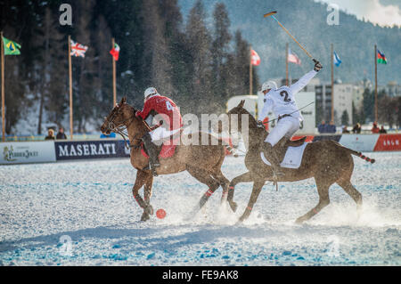 Les membres de l'équipe 'Cartier' jouer contre l' Équipe clients 'Mdurant la Coupe du Monde de Snow Polo 2016, St.Moritz, Suisse Banque D'Images