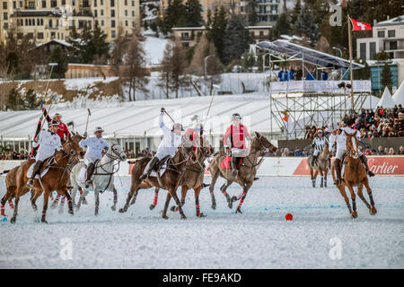 Les membres de l'équipe 'Cartier' jouer contre l' Équipe clients 'Mdurant la Coupe du Monde de Snow Polo 2016, St.Moritz, Suisse Banque D'Images