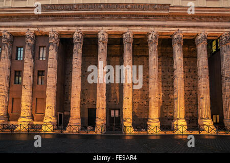 Rome, Italie : colonnes de Temple d'Hadrien à Piazza di Pietra Banque D'Images