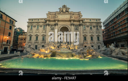 Rome, Italie : La Fontaine de Trevi dans le lever du soleil Banque D'Images