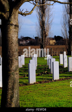 Cimetière de guerre du Commonwealth de Padoue contient 513 sépultures de la Seconde Guerre mondiale. Le cimetière est situé dans la zone où les Alliés ont percé les lignes allemandes au printemps 1945. La ville de Padoue a été libéré par les troupes indiennes. Banque D'Images