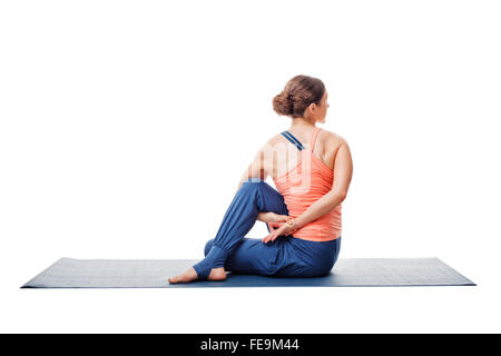 Femme pratique le yoga Ardha matsyendrasana asana Banque D'Images