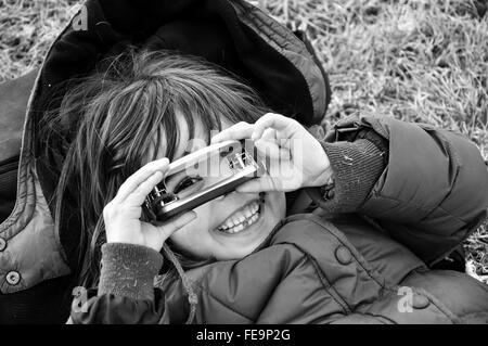 Les gestes de jeune fille d'une prise de vue avec un objet étrange. Banque D'Images