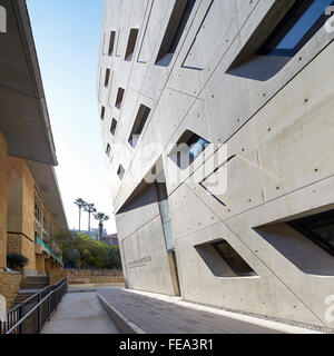 Piétons et façade perspectiveLala. Institut Issam Farès, Beyrouth, Beyrouth, Liban. Architecte : Zaha Hadid Architects, 2014. Banque D'Images