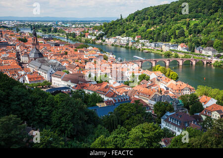 Vue du château sur la rivière Neckar, l'église de l'Esprit Saint et de la vieille ville de Heidelberg. Banque D'Images