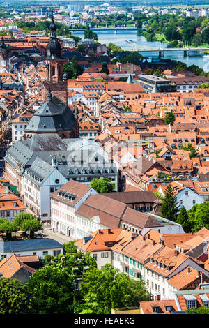 Vue du château sur la rivière Neckar, l'église de l'Esprit Saint et de la vieille ville de Heidelberg. Banque D'Images