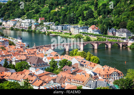Le vieux pont, pont Karl Theodor, ou Alte Brucke sur la rivière Neckar, du château de Heidelberg. Banque D'Images
