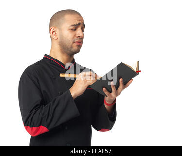 L'afro-américain cuisinier professionnel holding cookbook - isolé sur fond blanc. Banque D'Images