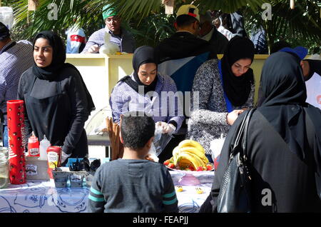 Un étal vendant des plats à emporter au marché des agriculteurs, qui a eu lieu au jardin botanique à Manama, Royaume de Bahreïn Banque D'Images