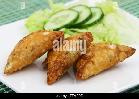 Samosas indiens avec salade verte, gros plan Banque D'Images