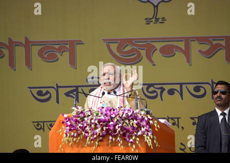 Moran, de l'Assam, en Inde. Feb, 2016 5. Le Premier Ministre indien Narendra Modi aborder une partie réunion à Moran dans le district du nord-est de l'Assam Sivasagar state le 5 février 2016 : Crédit Luit Chaliha/ZUMA/Alamy Fil Live News Banque D'Images