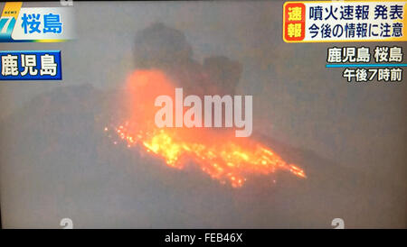 (160205) -- TOKYO, 5 février 2016 (Xinhua) -- une vidéo prenez prises le 5 février 2016 par la NHK du Japon anime l'éruption du mont Sakurajima au sud-ouest du Japon, préfecture de Kagoshima. Le mont Sakurajima a éclaté vers 6 h 56, heure locale, le vendredi. Il n'y avait pas de rapports immédiats sur les dommages ou blessures. (Xinhua/Liu Tian) Banque D'Images