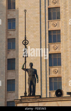 Statue réaliste socialiste à l'Université d'État de Moscou, l'une des sept Sœurs de Staline, Moscou, Russie Banque D'Images
