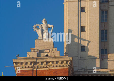 Statue réaliste socialiste orne la tour centrale de l'Université d'État de Moscou, l'une des sept Sœurs de Staline, Moscou, Russie Banque D'Images