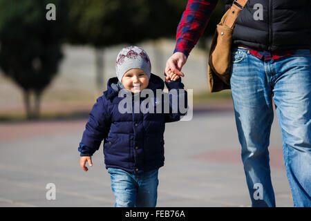 Père et fils marcher dans la ville au moment de l'automne Banque D'Images