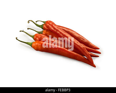 Piments rouges et verts isolé sur fond blanc Banque D'Images