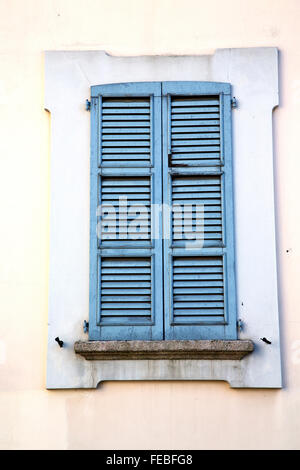 L'Europe de l'obturateur dans la Lombardie Italie milano vieille fenêtre fermée brick Banque D'Images