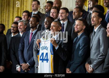 Washington DC, USA. 05Th Feb 2016. Président américain Barack Obama est titulaire d'une équipe jersey comme il se réunit avec les champions NBA 2015 Golden State Warriors à l'Est Prix du livre blanc 4 HouseFebruary, 2016 à Washington, D.C. Banque D'Images