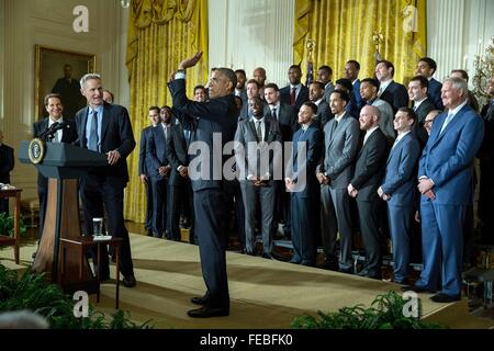 Washington DC, USA. 05Th Feb 2016. Président américain Barack Obama de clowns autour avec l'entraîneur Steve Kerr comme il se réunit avec les champions NBA 2015 Golden State Warriors dans l'East Room de la Maison Blanche le 4 février 2016 à Washington, D.C. Banque D'Images