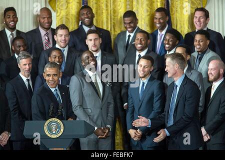 Washington DC, USA. 05Th Feb 2016. Président américain Barack Obama des blagues sur la plupart de joueur valable Stephen Curry, centre-droit) qu'il rencontre avec les champions NBA 2015 Golden State Warriors à l'Est Prix du livre blanc 4 HouseFebruary, 2016 à Washington, D.C. Banque D'Images