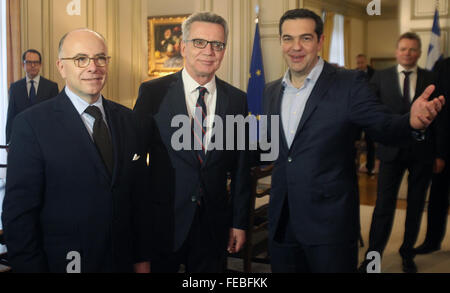 Athènes, Grèce. Feb, 2016 5. Le Premier ministre grec Alexis Tsipras (R) se félicite le ministre de l'intérieur de la France Bernard Caseneuve (L), et le ministre de l'intérieur de l'Allemagne Thomas de Maizière (C) au cours de leur réunion tenue à Athènes, Grèce, le 5 février 2016. Les ministres de l'intérieur de l'Allemagne et la France sont en Grèce pour surveiller la situation des réfugiés dans le pays. © Marios Lolos/Xinhua/Alamy Live News Banque D'Images