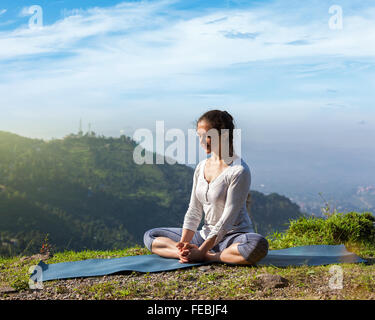 La pratique des asanas de yoga femme Baddha Konasana outdoors Banque D'Images