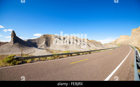 Photo panoramique d'un désert road, Utah, USA. Banque D'Images