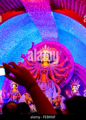 L'idole de la Déesse Durga illuminé de rose dans un pandal Banque D'Images