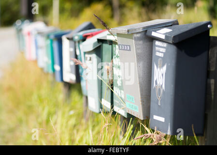 Rangée de boîtes aux lettres colorées sur l'île rurale Yxlan dans l'archipel au large de la Suède sur la mer Baltique Banque D'Images