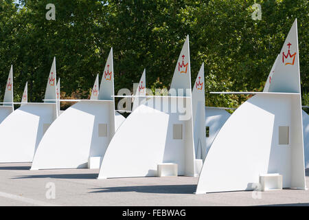 Confessionnaux en bois mis en place au parc El Retiro, Madrid, à la Journée mondiale de la Jeunesse (JMJ) Banque D'Images